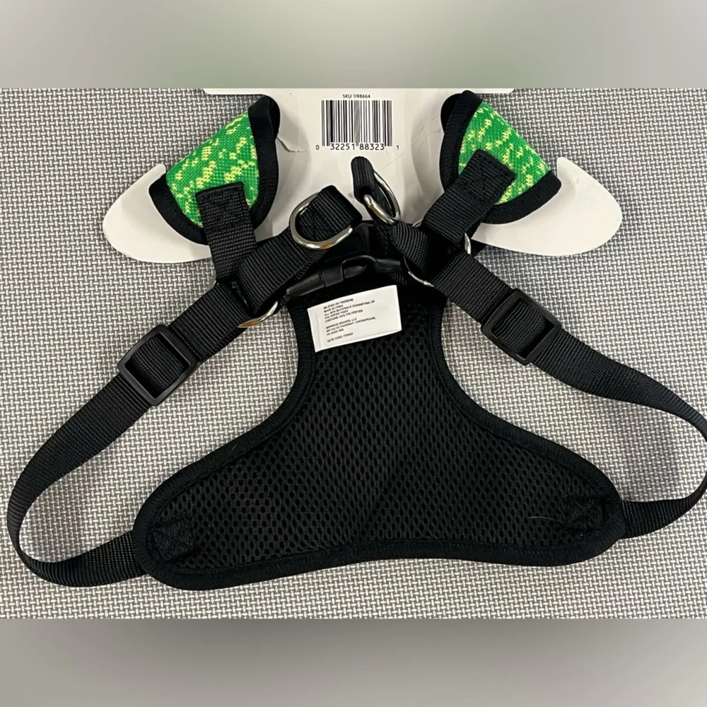 Breathable dog harness w/ adjustable straps. Lightweight, flexible. Size M-L NWT